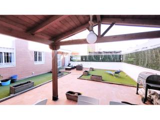 Pis  Avenida 1º de mayo. Bajo de 3 habitaciones y 2 baños uno de ellos en suite con jardi