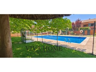 Xalet  Avenida del leguario. Chalet con 5 habitaciones, 4 baños, sótano, garaje y buhardilla,