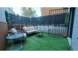 Appartement  Calle vinateros. Bajo de 3 habitaciones y 2 baños con patio privado