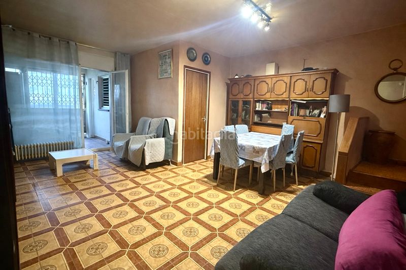 Foto 3d8e92b9-67e0-4d52-86e4-d89d906cb4f0. Casa aparellada amb calefacció aparcament a Centre Rubí