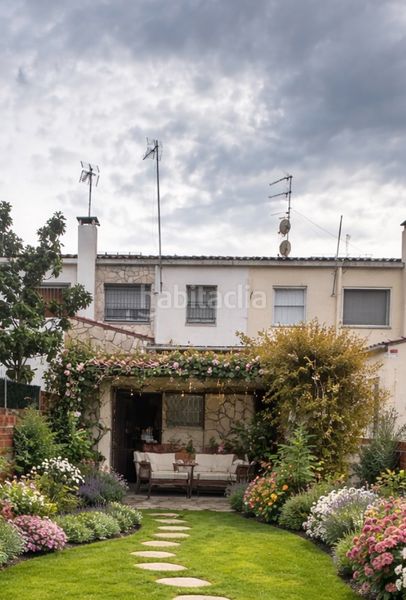 Foto f3b96d3b-72b7-4951-92eb-b0396a468a23. Casa aparellada amb calefacció aparcament a Centre Rubí