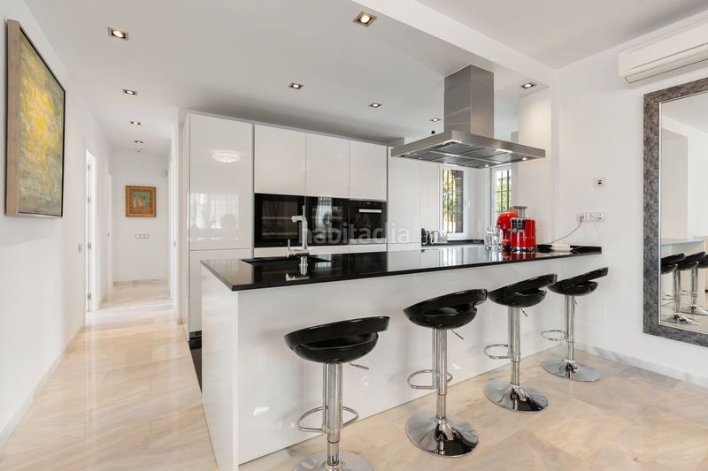 Foto 19ce65dd-a507-47af-af8b-36155c1e1dba. Apartament amb aparcament piscina a Nueva Andalucía centro Marbella