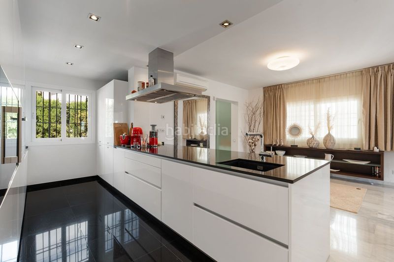 Foto 20e7211e-3036-4a30-86e7-cbd74ce42ee8. Apartament amb aparcament piscina a Nueva Andalucía centro Marbella