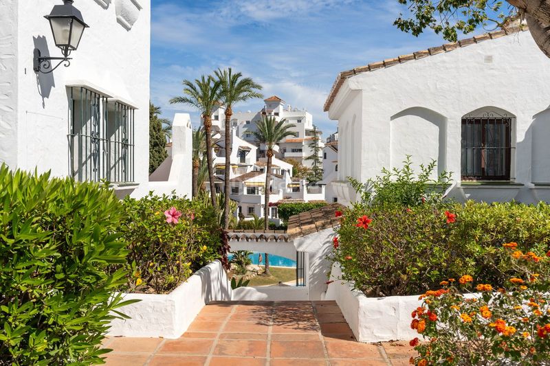 Foto 6f4b5d3b-a5d0-4d90-ac1c-7d3aefee5ca7. Apartament amb aparcament piscina a Nueva Andalucía centro Marbella