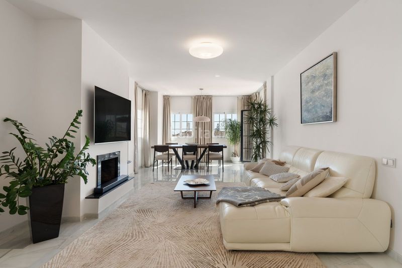 Foto b7f3ea8e-50d0-43f0-859a-2572d9497810. Apartament amb aparcament piscina a Nueva Andalucía centro Marbella