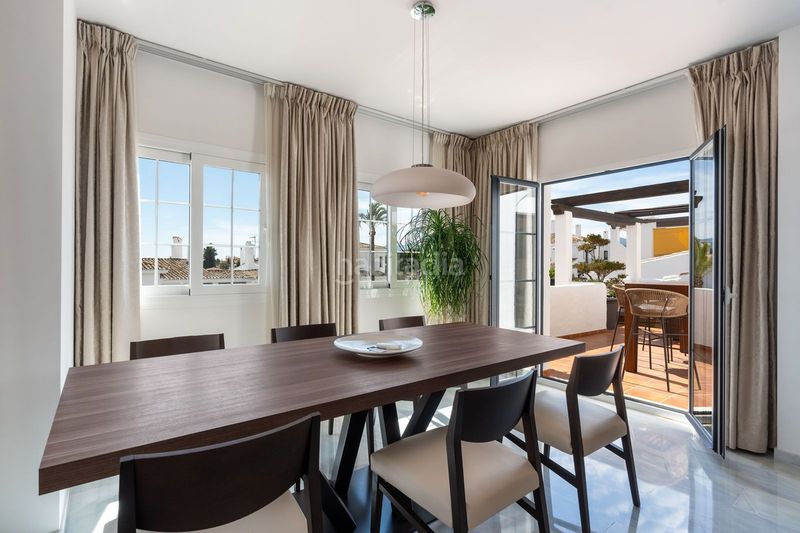Foto c7d78648-e67c-4ecf-9d35-e5df971385f6. Apartament amb aparcament piscina a Nueva Andalucía centro Marbella
