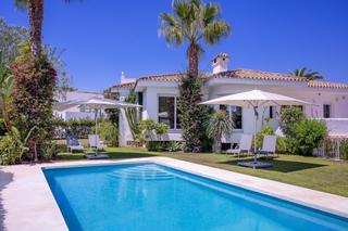 Rent Chalet en N/a. Villa en alquiler en este  marbesa, 3 dormitorios.