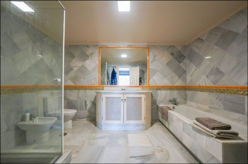 Foto fee7dd19-19e1-40b3-8b15-4055560355cd. Apartament amb aparcament a La Quinta Benahavís