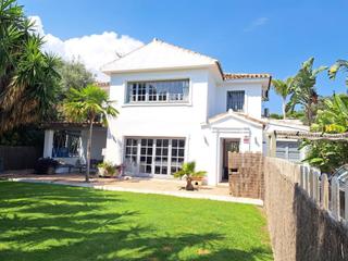 Lloguer Xalet a Altos de Estepona. Villa en alquiler en velerin, 5 dormitorios.