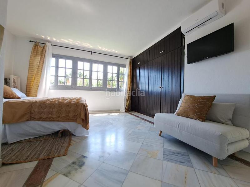 Foto 8d119479-cf21-4ced-b8a6-3a7b2119aff4. Miete chalet mit parking in altos de Estepona Estepona