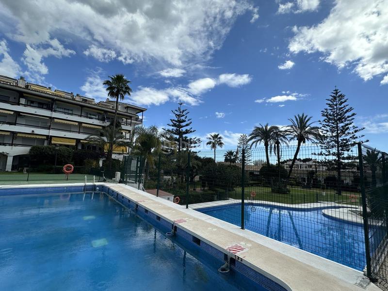 Foto aa1f8d0e-9662-405e-8d9d-aa96d442827a. Appartement mit parking pool in La Carolina - Guadalpín Marbella