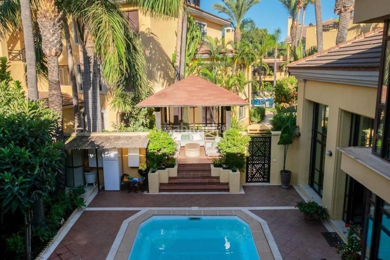 Foto 9b0bd427-8a13-4c54-a5c9-48af29cfc103. Affitto chalet con parcheggio piscina in Puerto Banús Marbella