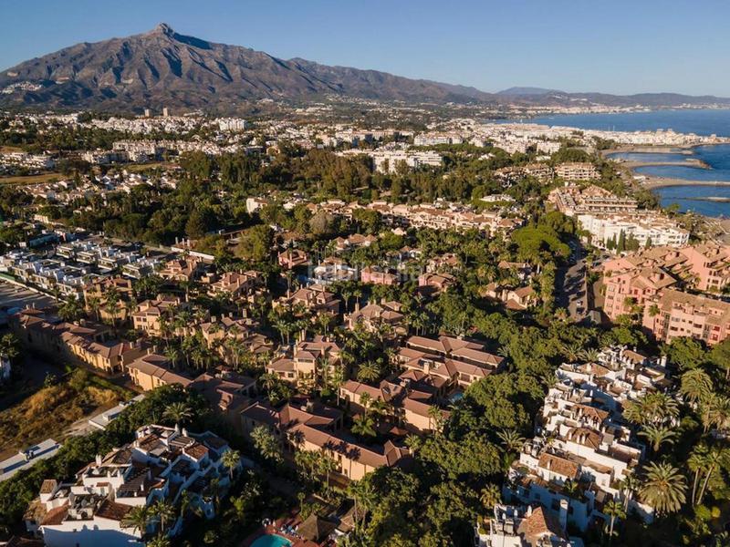 Foto b41f6378-dba3-47e2-ad44-8e24d4d69ac0. Location chalet avec parking piscine dans Puerto Banús Marbella