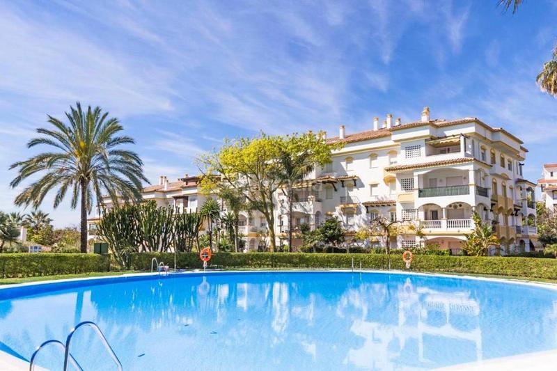 Foto 702e9559-86ed-4fc7-8cf1-3202f045e479. Rent apartment with parking pool in Las Lomas de Río Verde Marbella