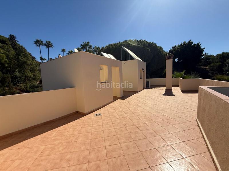 Foto 950e5ba8-3d84-42d9-9316-0694687ca538. Location chalet avec parking dans Costabella Marbella