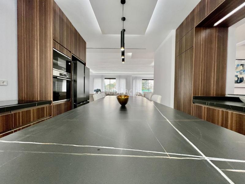 Foto afd1a7b4-2a00-4e87-b739-86b6f792bfb6. Miete chalet mit parking in Las Lomas de Río Verde Marbella