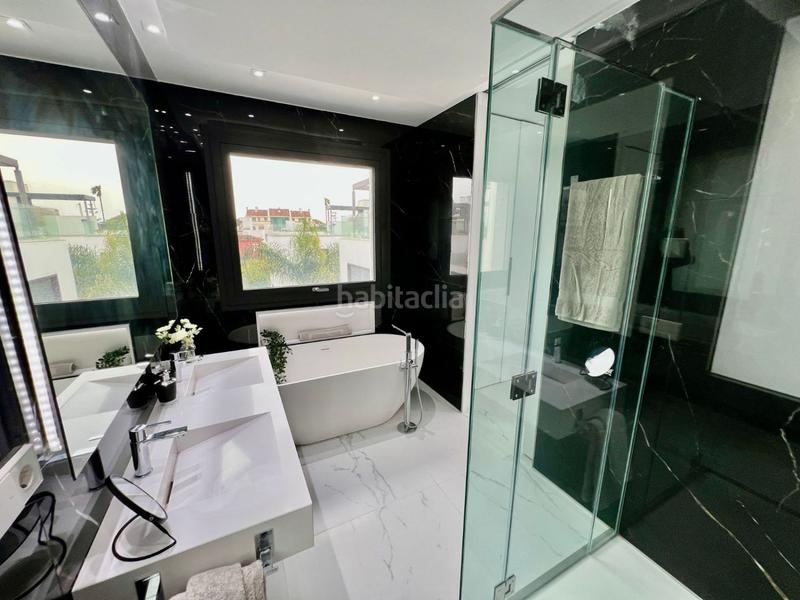 Foto ed4ec527-0abb-4499-8e9f-a294077a54e2. Miete chalet mit parking in Las Lomas de Río Verde Marbella