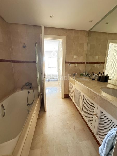 Foto d5ccf05b-7a2d-4b83-ae56-950dd18d8690. Rent apartment with parking in Puerto Banús Marbella