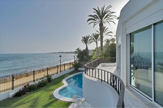Rent Chalet in Puente Romano. Villa en alquiler en milla de oro, 5 dormitorios.