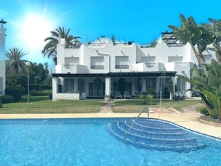 Lloguer Casa adossada a Los Naranjos. Adosado en alquiler en nueva andalucía, 4 dormitorios.
