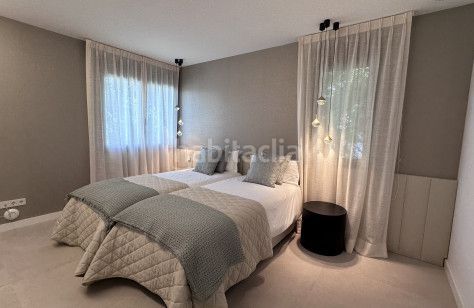 Foto 0f4518f8-cee3-4603-a0da-2d66048dc820. Chalet mit parking pool in Puerto Banús Marbella