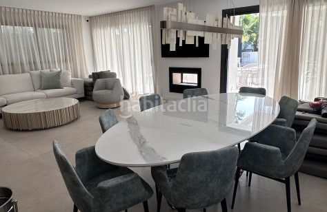Foto 97584660-5a62-4b8c-a56c-7e3e3e3bfcfa. Chalet mit parking pool in Puerto Banús Marbella