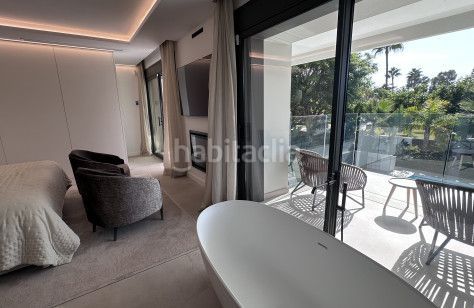 Foto db566df3-ccba-40bb-bdfe-15e69019fa52. Chalet mit parking pool in Puerto Banús Marbella