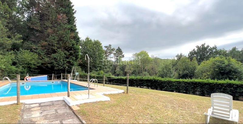Foto a6a33371-6adb-4ff8-8ee1-2d2cecd602a1. Edifici amb piscina a Cangas de Onís
