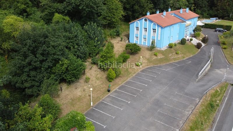 Foto bbf00dba-7039-42bf-a58b-e5908d880a00. Edifici amb piscina a Cangas de Onís