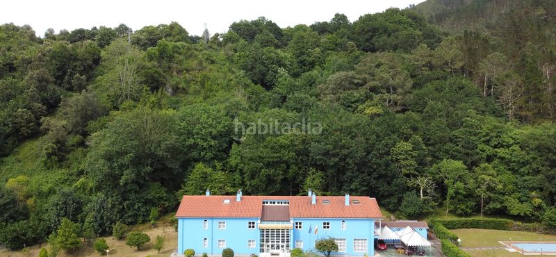 Foto f0f9363c-a633-41eb-a54d-330bfdeb9b99. Edifici amb piscina a Cangas de Onís