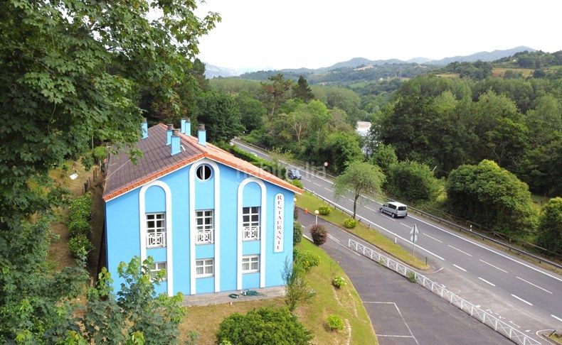 Foto fc1c651c-6d02-4ea8-a10a-8e242c34bf0e. Edifici amb piscina a Cangas de Onís