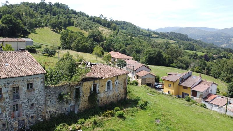 Foto 4fa6f5b4-dc14-4470-8878-72d83c9855d5. Casa adossada a Piloña