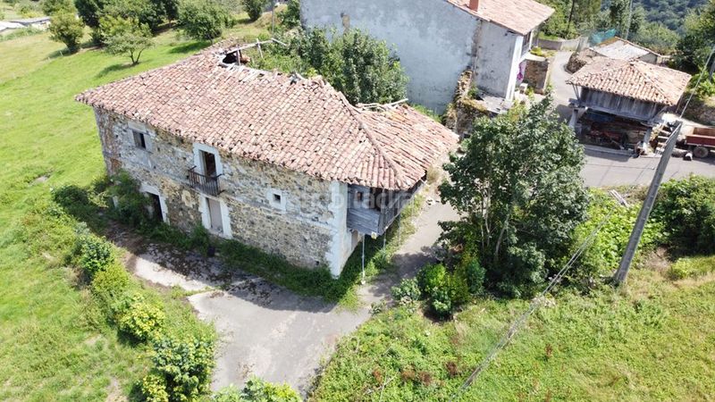Foto a1618bcd-f322-49e2-9767-3c89d5cf74e1. Casa adossada a Piloña
