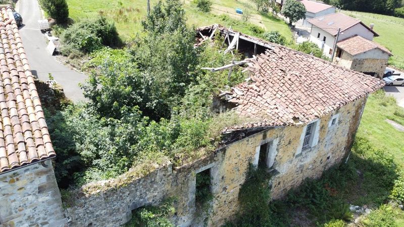 Foto c0a4ddc2-3f22-4456-8f60-a99e7ad808f1. Casa adossada a Piloña