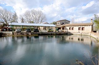 Masia a Borrassà. Masia restaurante y molino