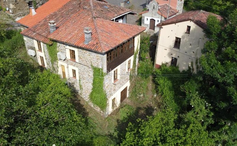 Foto a6fd02ed-d3f2-4f4d-90a6-e4f47ded07c9. Casa adossada amb calefacció a Ponga