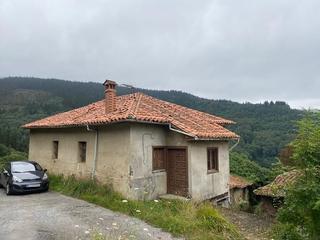 Mas à N/a. Conjunto rural tres casas en salas