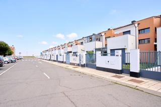Semi detached house in Calle golpejas 48. Chalet adosado a estrenar