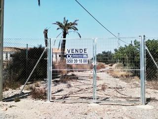 Terreny residencial en Hurcal - Overa. Solar urbano de 5900 m2 con una nave almacn de 843 m2 en su int