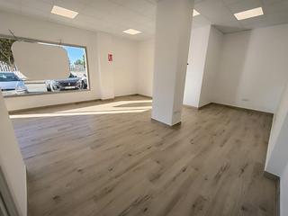 Alquiler Local Comercial en Calle miguel delibes 12. Coqueto local muy luminoso excelente para un negocio que no nece