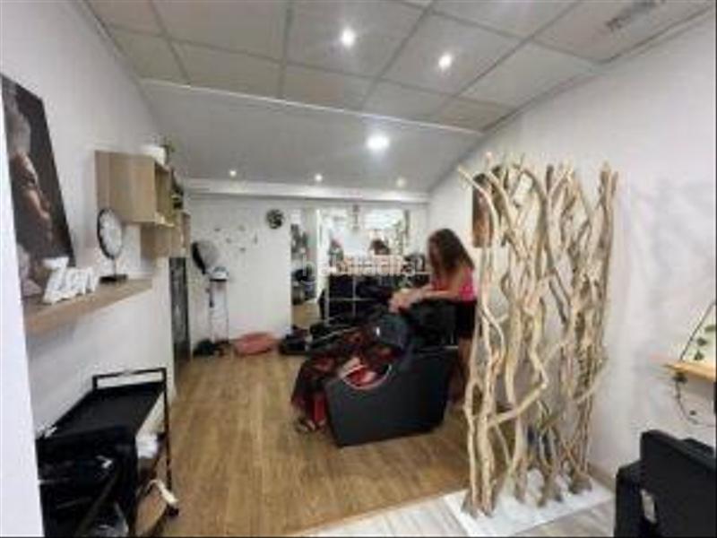 Foto 6727aaa6-f1d4-41df-9129-ca84e640e1dc. Alquiler local comercial se vende negocio de peluquería en funcionamiento con clientes en Guardamar del Segura