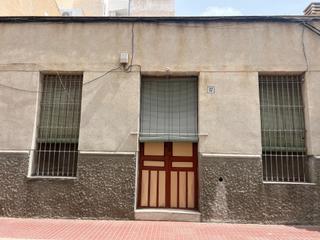Casa a Playa Levante. Casa en el centro para reformar