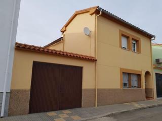 Chalet à Alagón Del Río. Casa adosada en venta en centro  alagón del río cáceres
