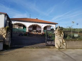 Chalet à Cerezo. Casa unifamiliar en venta en calle cuesta  cerezo cáceres