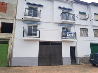 Xalet a Barrado. Casa adosada en venta en calle real  barrado cáceres