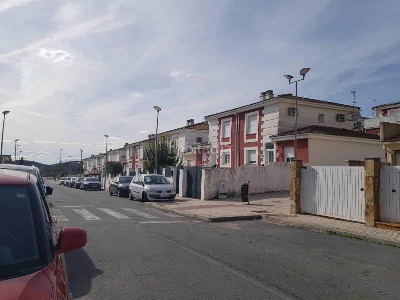 Foto 2c4ee518-d9b6-4639-bb85-721e118628da. Chalet avec chauffage parking dans Zona Norte - Hospital - Urbanizaciones Plasencia