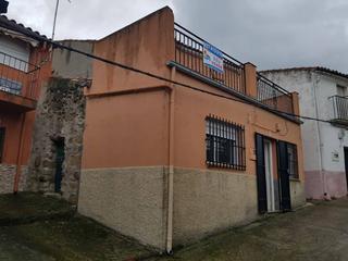 Xalet a Valdeobispo. Casa adosada en venta en calle la fuente  valdeobispo cáceres