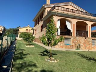 Xalet a Santibáñez el Alto. Casa adosada en venta en residencial parraluz  santibáñez el alt