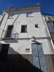 Chalet à Serradilla. Casa adosada en venta en centro  serradilla cáceres