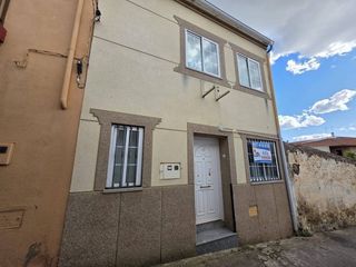 Xalet a Madroñera. Casa adosada en venta en centro  madroñera cáceres